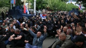 Balkanlar'da savaş çanları Kosova'daki Sırplar NATO askerlerine saldırdı