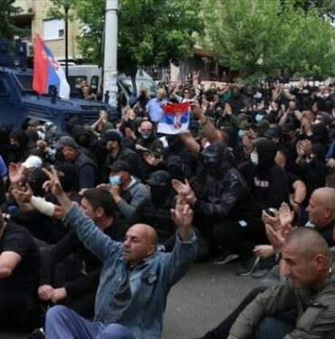 Balkanlar'da savaş çanları Kosova'daki Sırplar NATO askerlerine saldırdı