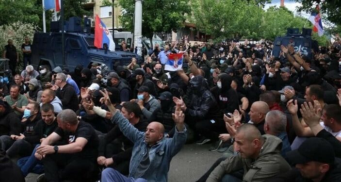 Balkanlar'da savaş çanları Kosova'daki Sırplar NATO askerlerine saldırdı