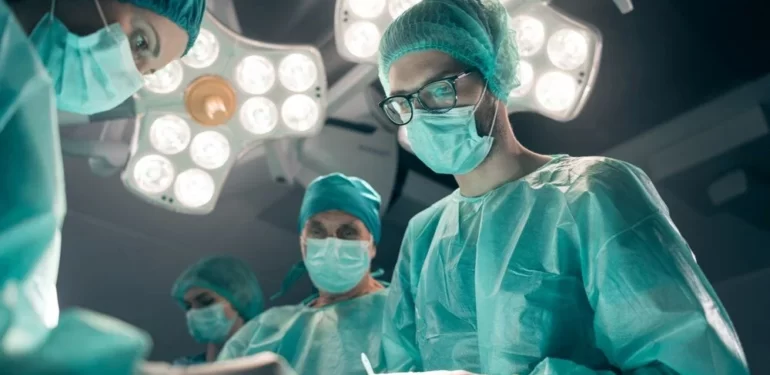 Dünyada ilk kez Ölümcül genetik bozukluğu olan bebeğe rahimdeyken beyin ameliyatı yapıldı