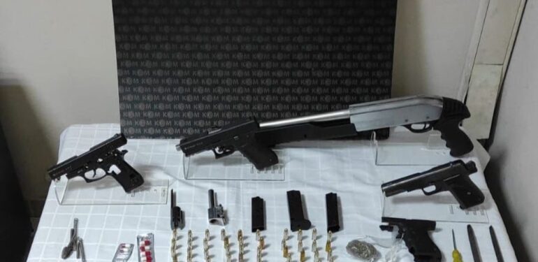 İzmir Polisinden Silah Satıcısına Darbe