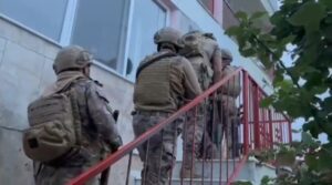 İZMİR'DE BÜYÜK UYUŞTURUCU TEMİZLİĞİ: 52 TUTUKLAMA İZMİR POLİSİNDEN 550 PERSONELLE HAVADAN VE KARADAN UYUŞTURUCU OPERASYONU