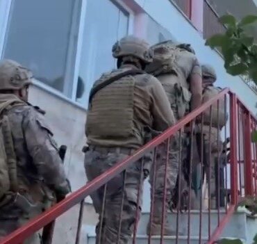 İZMİR'DE BÜYÜK UYUŞTURUCU TEMİZLİĞİ: 52 TUTUKLAMA İZMİR POLİSİNDEN 550 PERSONELLE HAVADAN VE KARADAN UYUŞTURUCU OPERASYONU