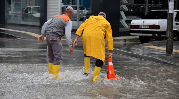 Meteoroloji 3 bölgeyi uyardı Gök gürültülü sağanak bekleniyor