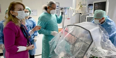 Türk doktorları üretti! Hastadan enfeksiyon geçmesini önleyen kabin yapıldı