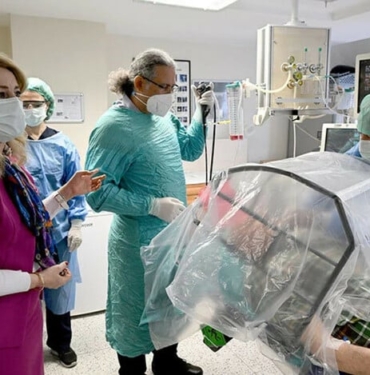 Türk doktorları üretti! Hastadan enfeksiyon geçmesini önleyen kabin yapıldı