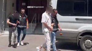 Bergama ve Menemen'de Piyasaya Sahte Dolar Süren 2 Kişi Tutuklandı