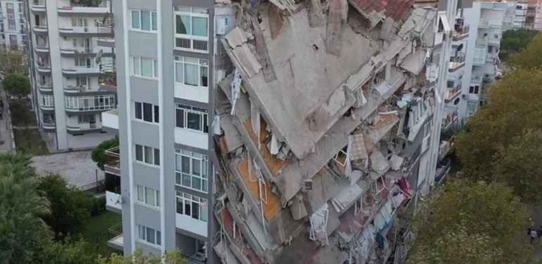 tum-dikkatler-olasi-istanbul-depremine-cevrilirken-prof-dr-hasan-sozbilirden-izmir-uyarisi-geldi-mc8J