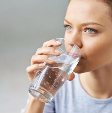 uyanir-uyanmaz-ac-karnina-sadece-su-icin-vucudumuzda-yarattigi-etk_bbcfd833