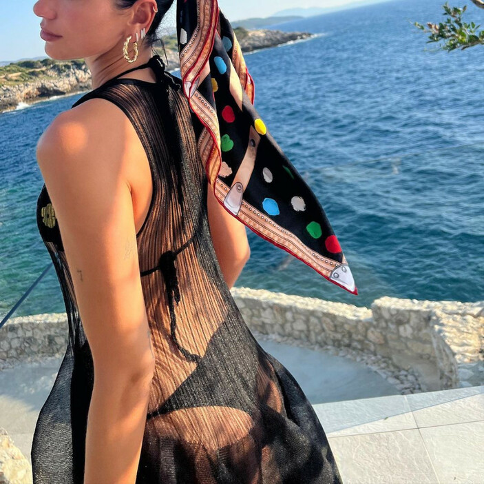 Dua Lipa son pozlarıyla nefes kesti!