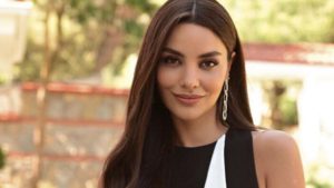 hazal-filiz-kucukkose-ayna-karsisinda-fizigini-sergiledi-ortalik_4c7ab878.jpg
