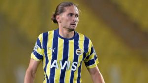 fenerbahe-sa-gsterip-sol-vurdu-te-yeni-6-numaras-mzalar-at_19499825__w1200xh675.jpg