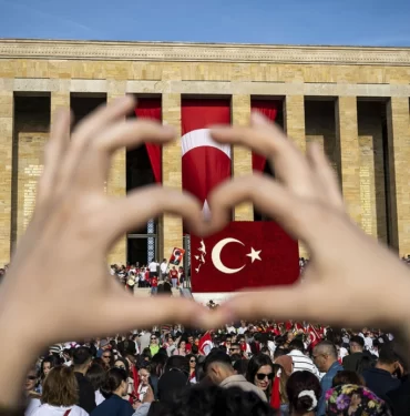 cumhuriyetin-100-yilinda-anitkabiri-ziyaret-rekoru-kirildi-kerz