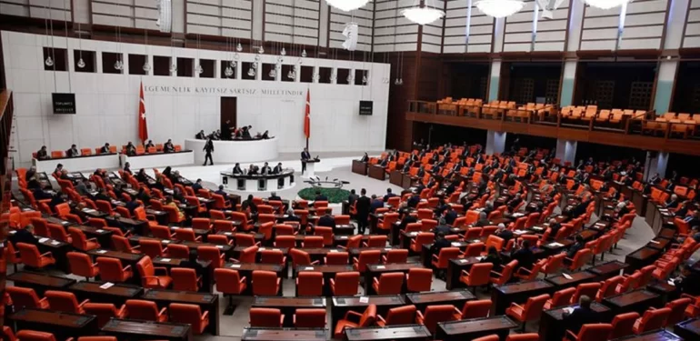 konut-kiralari-emeklilere-5-bin-tl-odeme-kentsel-donusum-tbmmde-bu-hafta-gundem-yogun-ar4u