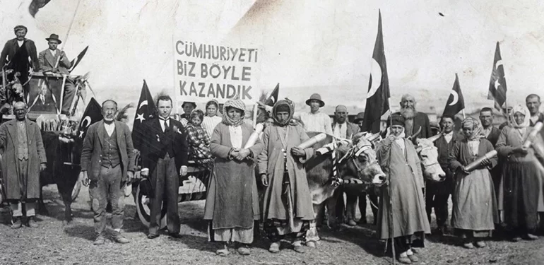 Tarihe damga vuran fotoğrafın hikayesi: Cumhuriyeti biz böyle kazandık 1 tarihe-damga-vuran-fotografinin-hikayesi-cumhuriyeti-biz-boyle-kazandik-eqmn