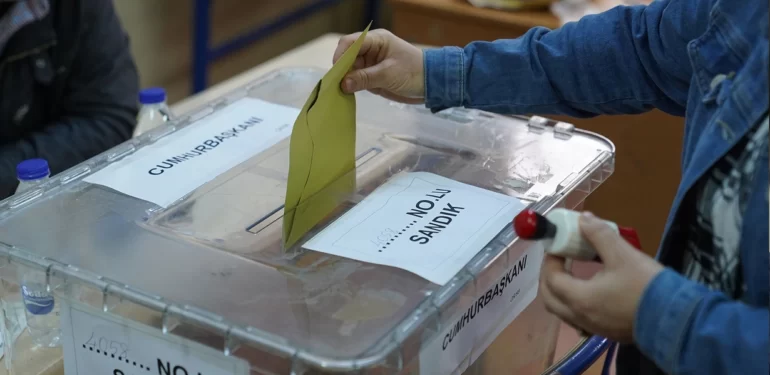 son-dakika-karar-resmi-gazetede-ysknin-secim-kararlarina-gore-32-ilde-oy-kullanma-saatleri-degisti