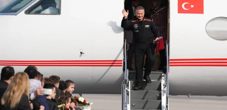 astronot-alper-gezeravci-turkiyeye-dondu