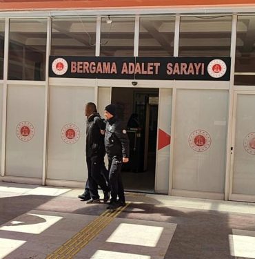 BERGAMA'DA ARAÇ KUNDAKLAYAN ŞAHIS TUTUKLANDI