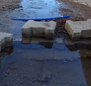 Bergama’da İZSU Rezaleti 15 Gündür Boşa Akan Su Vatandaşı Çileden Çıkardı