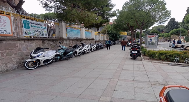 Bergama’da motosikletler kaldırımlardan kaldırılacak mı